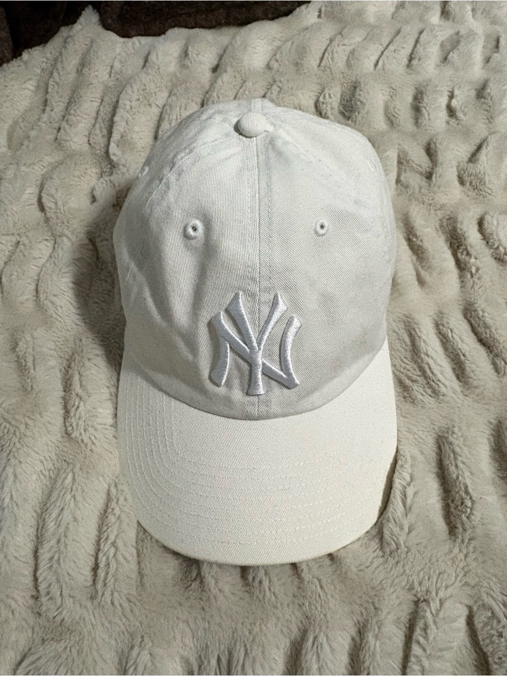 47 White New York Yankees Hat with Logo